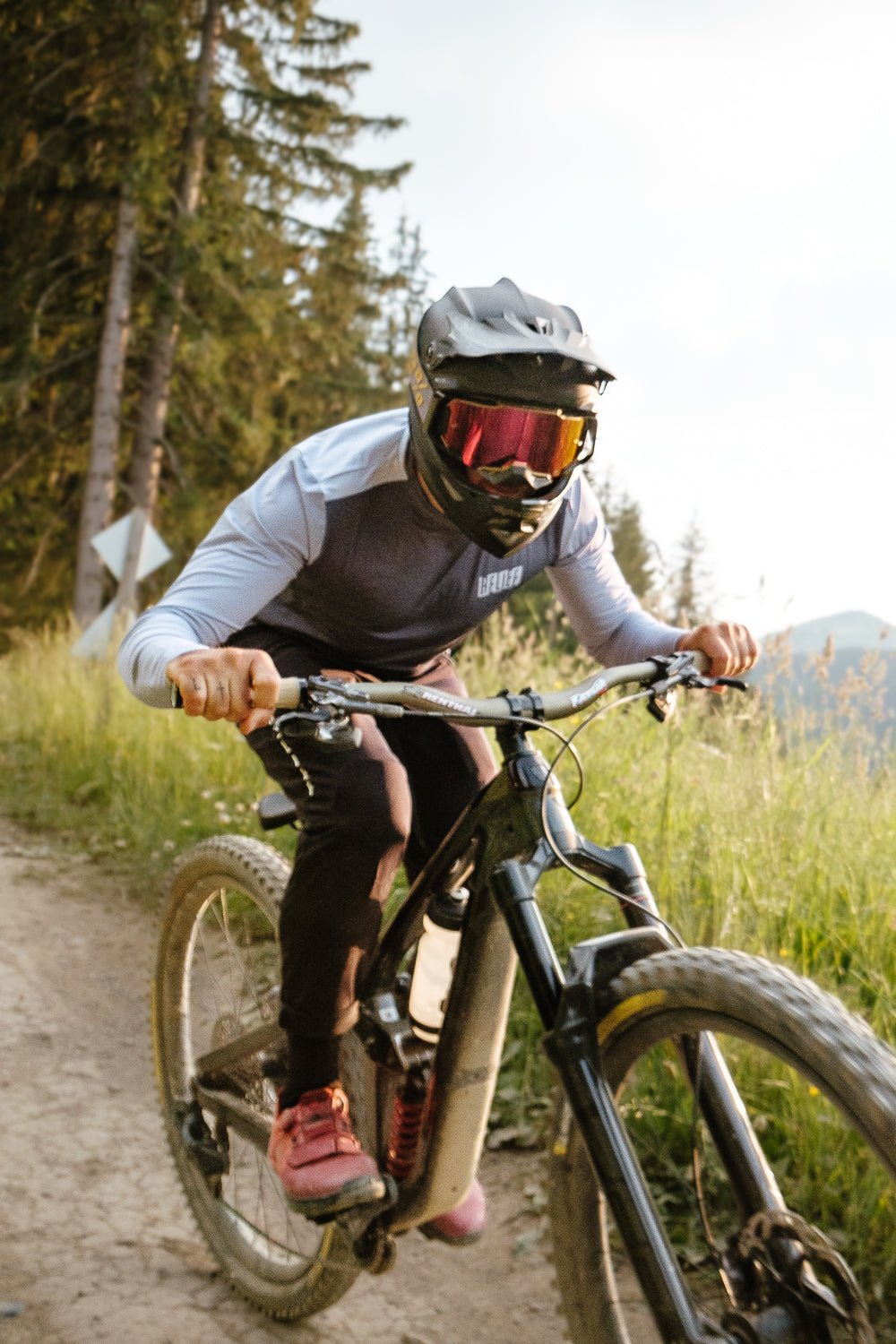 Maillot VTT homme RELIEF Équipements manches longues gris Maillot VTT homme RELIEF Équipements manches longues gris qui roule en vélo TREK