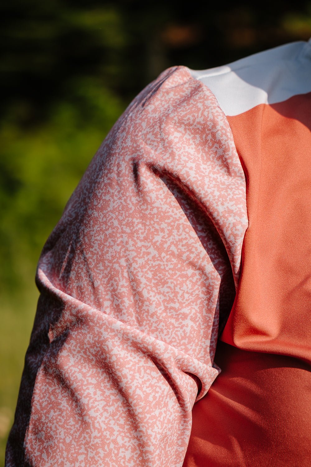 Maillot VTT femme manches longues terracotta Maillot VTT femme manches longues terracotta zoom sur le motif des manches