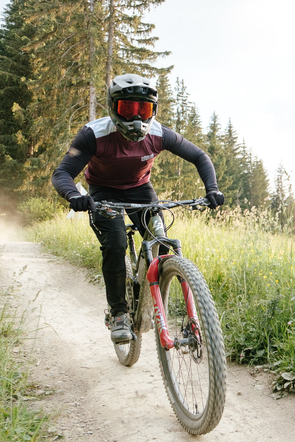 Maillot VTT homme rouge grenat RELIEF Équipements Maillot VTT homme rouge grenat RELIEF Équipements en action