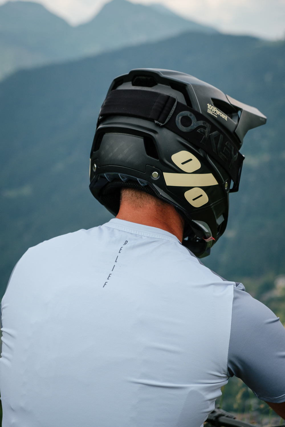 Maillot VTT homme RELIEF Équipements manches courtes gris Maillot VTT homme RELIEF Équipements manches courtes gris, vue de dos du jersey