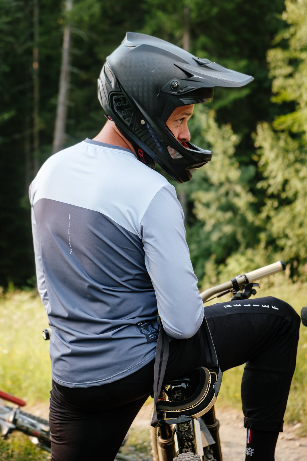 Maillot VTT homme RELIEF Équipements manches longues gris Maillot VTT homme RELIEF Équipements manches longues gris pose de dos