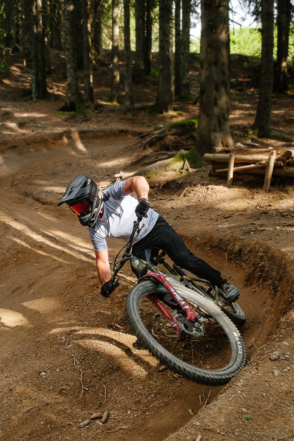 Maillot VTT homme RELIEF Équipements manches courtes gris Maillot VTT homme RELIEF Équipements manches courtes gris, jolie virage en bikepark