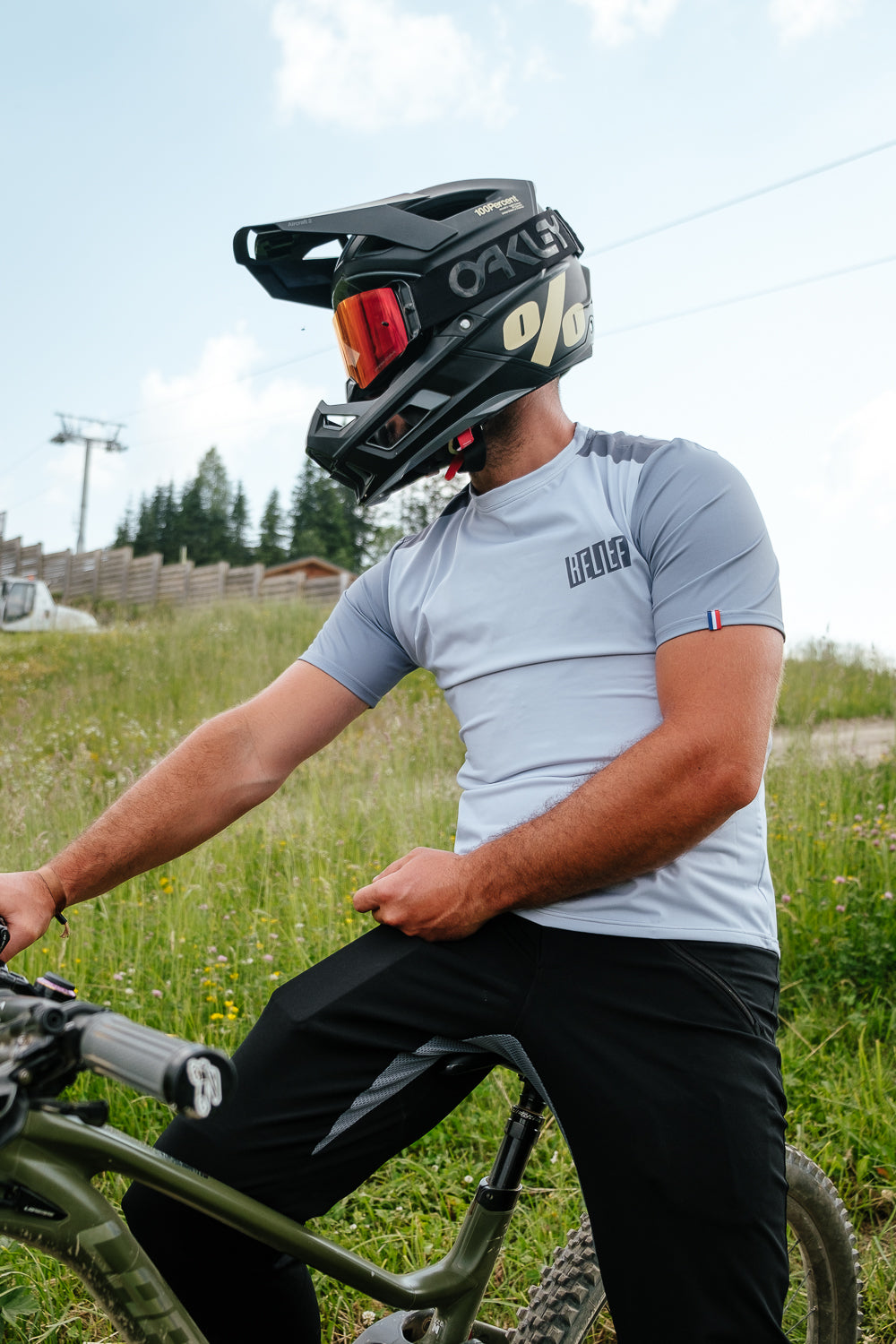 Maillot VTT homme RELIEF Équipements manches courtes gris Maillot VTT homme RELIEF Équipements manches courtes gris, vue de face de la tenue