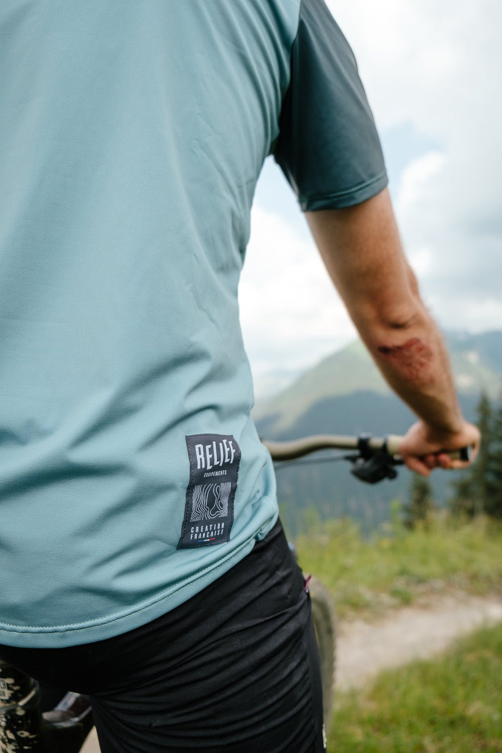 Maillot VTT homme RELIEF Équipements manches courtes vert Maillot VTT homme RELIEF Équipements manches courtes vert pastel zoom sur la broderie du dos