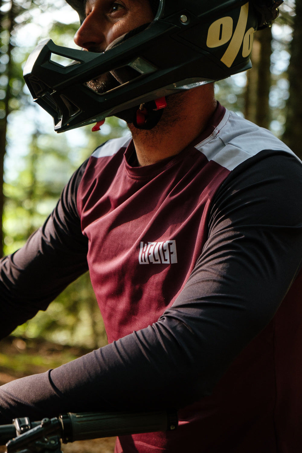Maillot VTT homme rouge grenat RELIEF Équipements Maillot VTT homme rouge grenat RELIEF Équipements zoom sur le motif