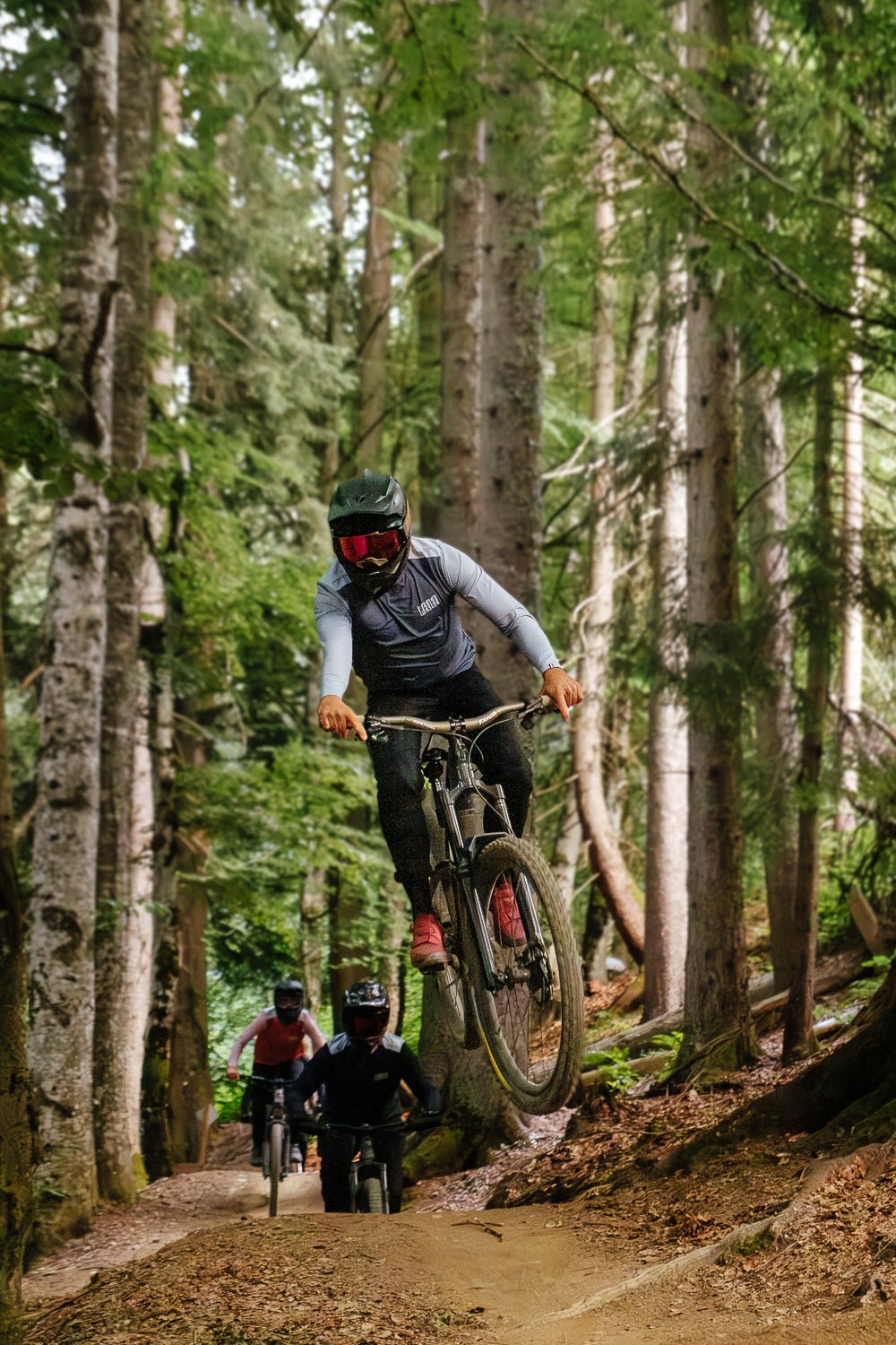 Maillot VTT homme RELIEF Équipements manches longues gris Maillot VTT homme RELIEF Équipements manches longues gris saut en forêt