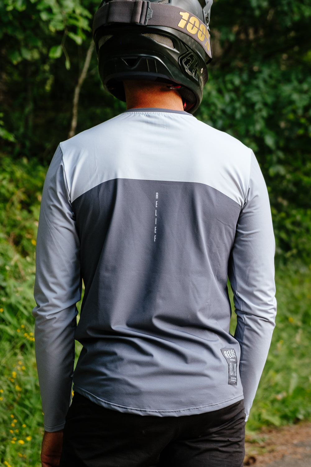 Maillot VTT homme RELIEF Équipements manches longues gris Maillot VTT homme RELIEF Équipements manches longues gris de dos en forêt