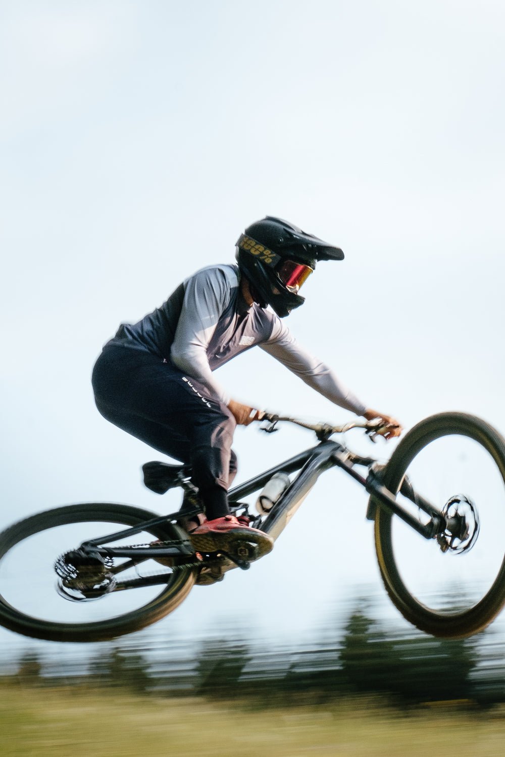 Maillot VTT homme RELIEF Équipements manches longues gris Maillot VTT homme RELIEF Équipements manches longues gris en saut bikepark