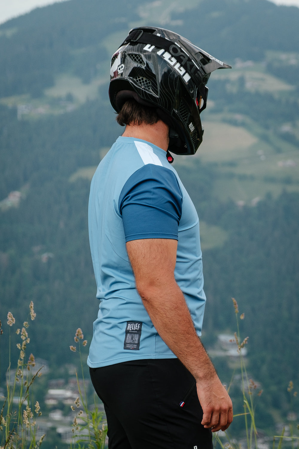 Maillot VTT homme RELIEF Équipements manches courtes bleu Maillot VTT homme RELIEF Équipements manches courtes bleu qui pose de dos