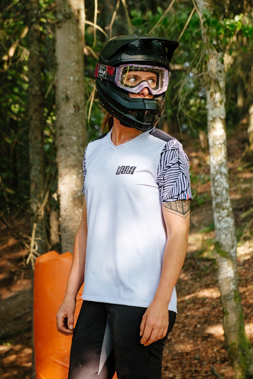 Maillot VTT femme RELIEF Équipements manches courtes rose lilas Maillot VTT homme RELIEF Équipements manches courtes rose, pose de face en forêt
