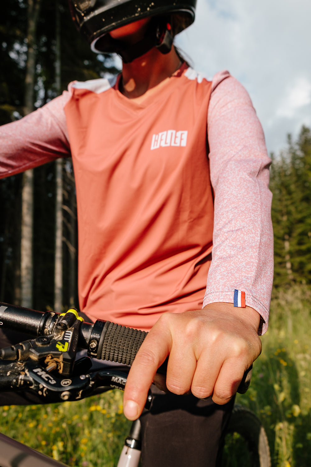 Maillot VTT femme manches longues terracotta Maillot VTT femme manches longues terracotta zoom sur le motif des manches longues fabriqué en France
