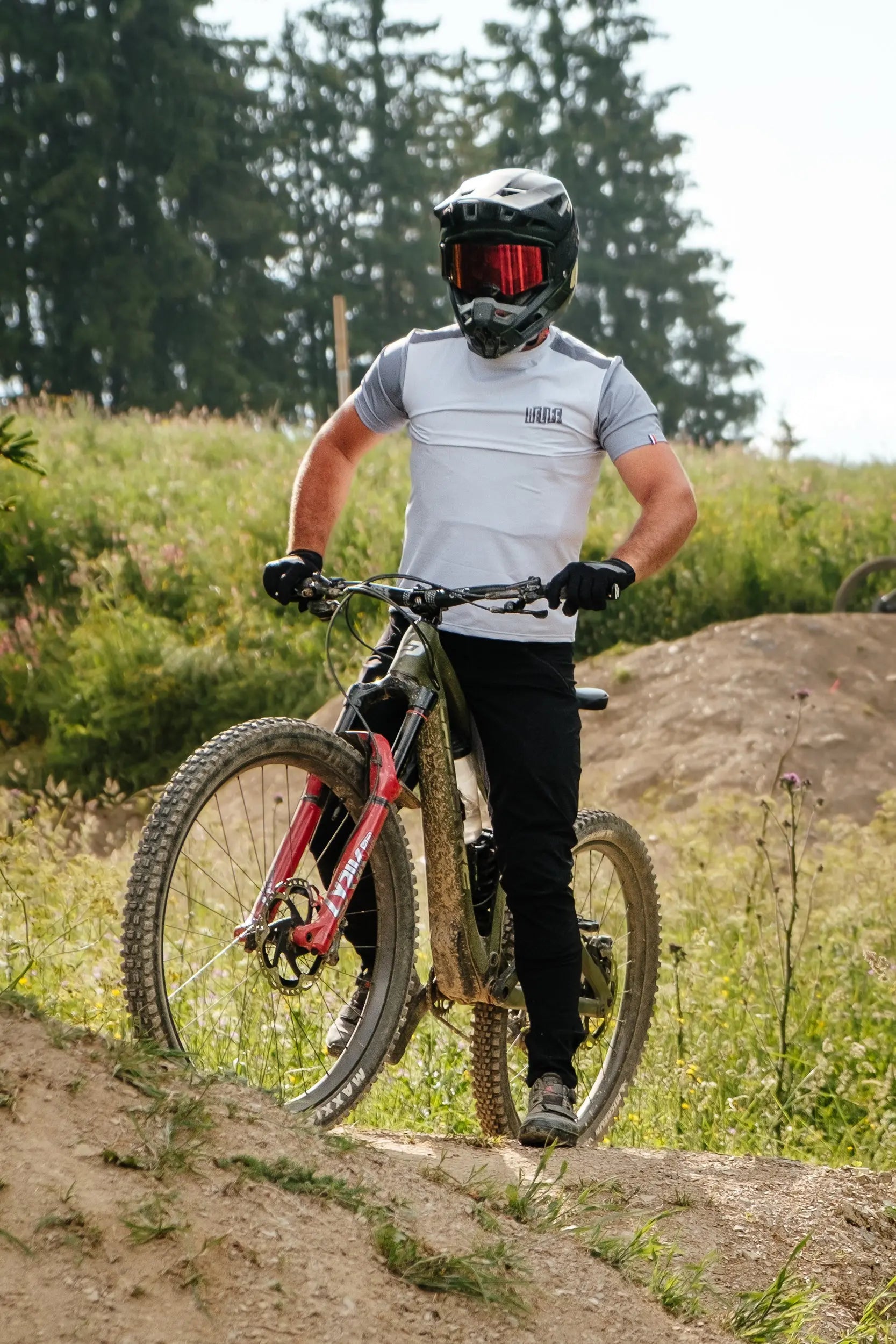 maillot vtt manches courtes gris clair en polyester recyclé par RELIEF Équipements