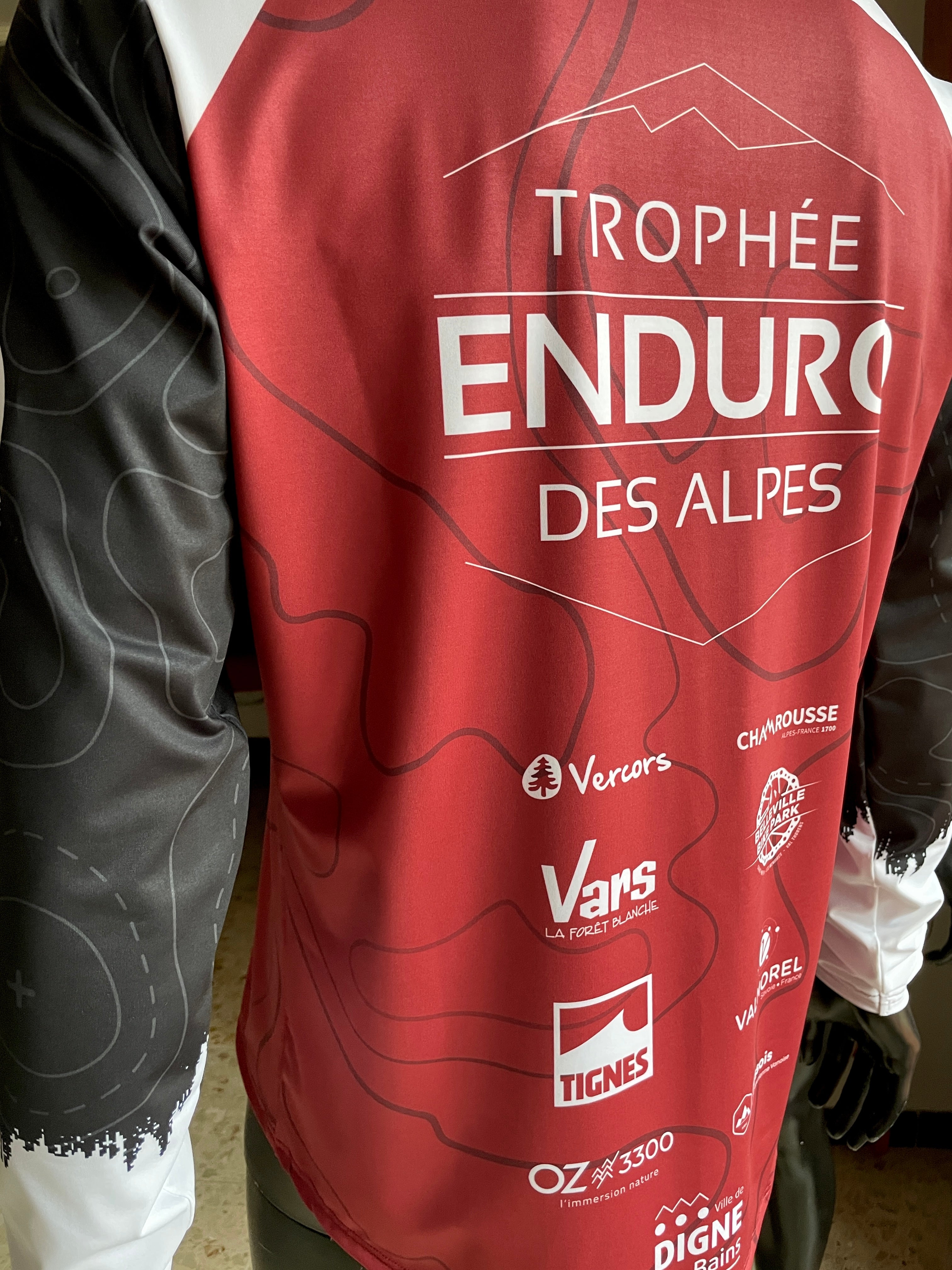 maillot vtt trophée enduro des alpes 2024 de dos