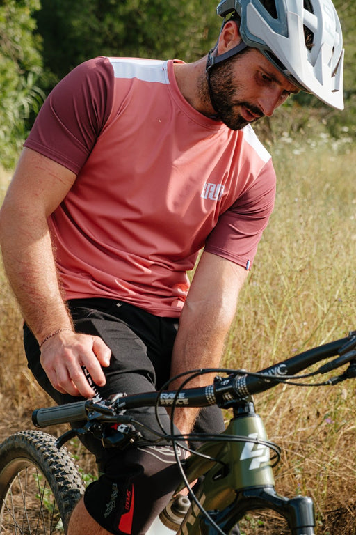 Maillot VTT Manches Courtes | Calade Essentiel Rouge Pastel - VTT - RELIEF Equipements - Maillot VTT Manches Courtes | Calade Essentiel Rouge Pastel - VTT - RELIEF Equipements - maillot vtt manches courtes