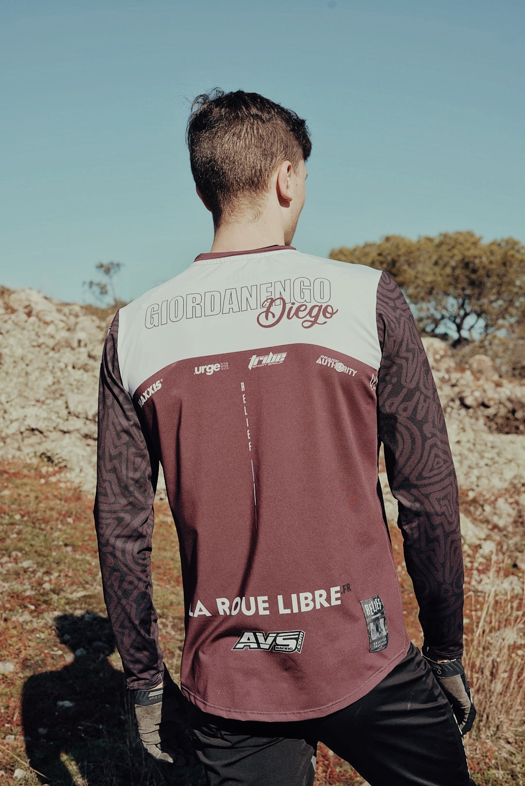 Maillot de dos relief et diego giodanengo avec la roue libre, avs, tribe, urge, brake authority